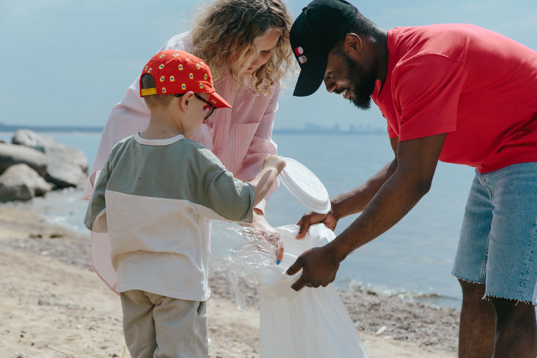 Ilustracja: Beach Clean Events UK: How to Run and Join One That Las Beach Clean Events UK: How to Run and Join One That Lasts - zdjecie w tresci